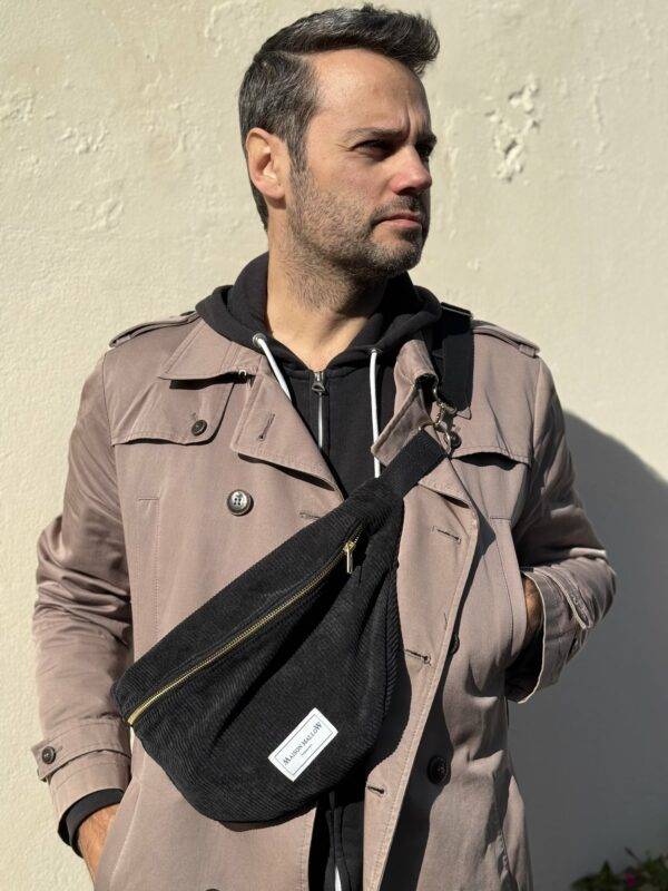 Sac banane velours côtelé noir porté par un homme face