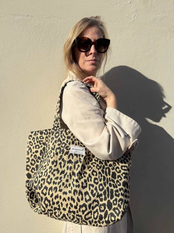 Sac cabas léopard jean noir et beige porté