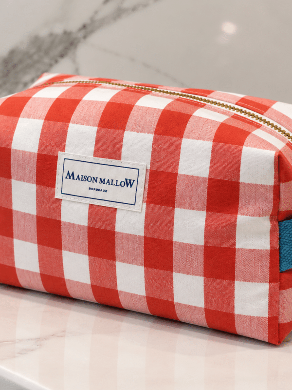 Trousse Maison Mallow à carreaux rouges et poignée bleue