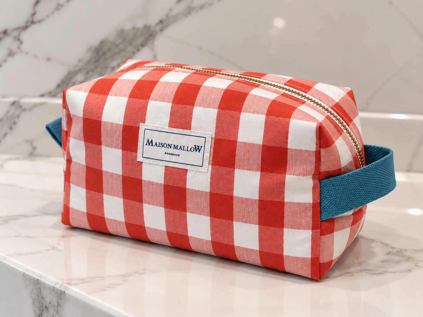 Trousse Maison Mallow à carreaux rouges et poignée bleue