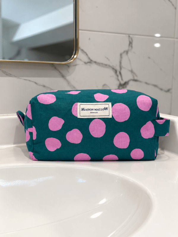 Trousse verte à pois roses Maison Mallow sur lavabo marbré