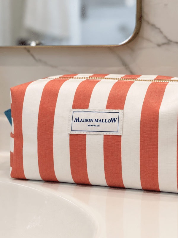 Trousse rayée rouge et blanc Maison Mallow au lavabo