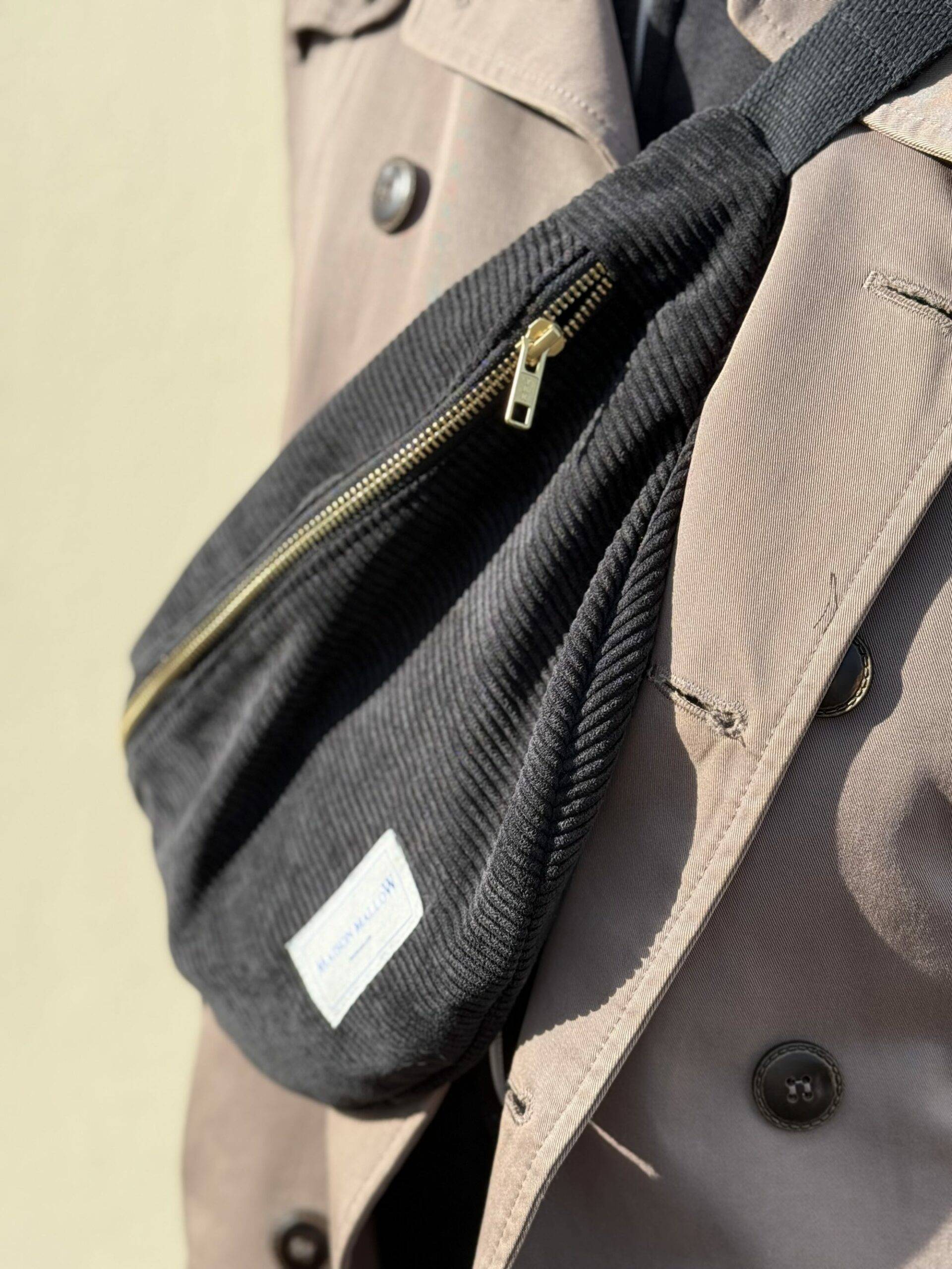 Zoom sur sac banane velours côtelé noir