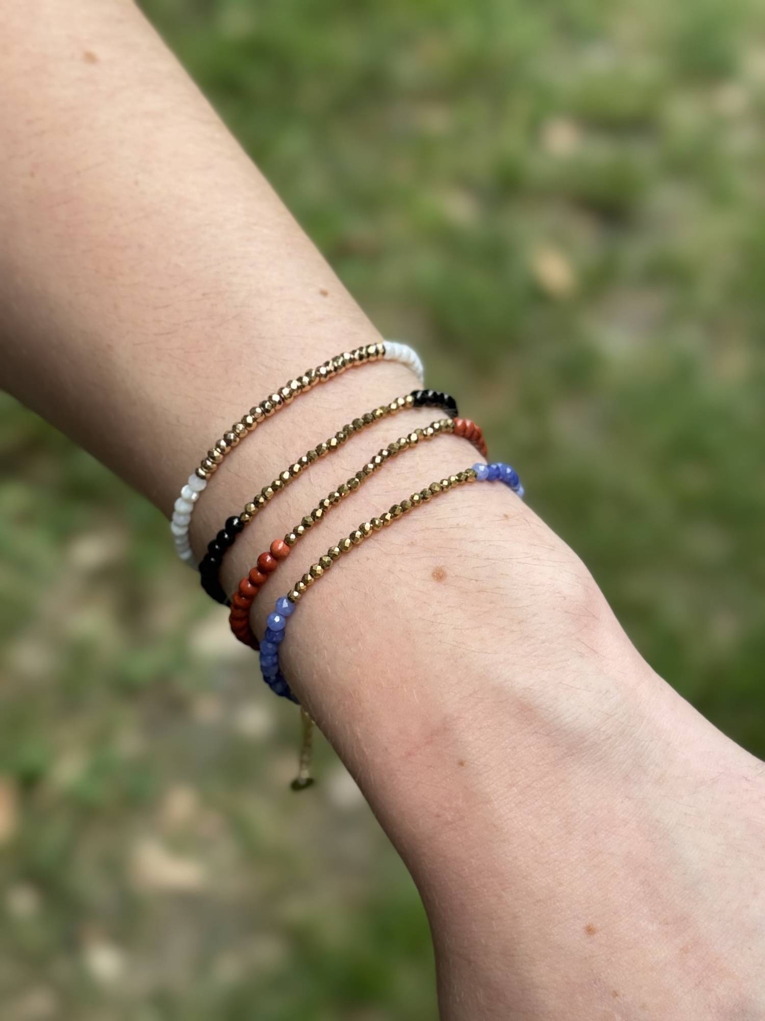 différents bracelets Ava aux multiples couleurs portés