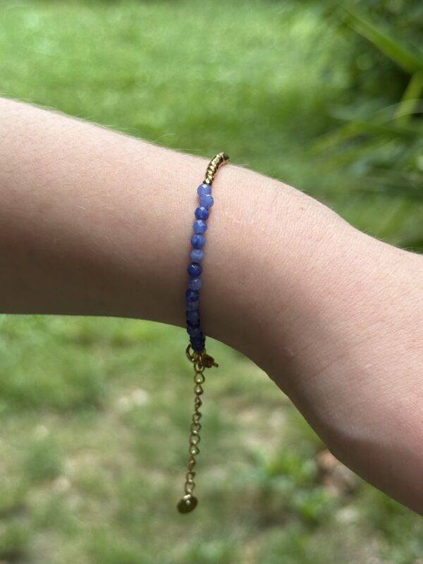 Bracelet Ava en sodalite bleue et hématite dorée de profil