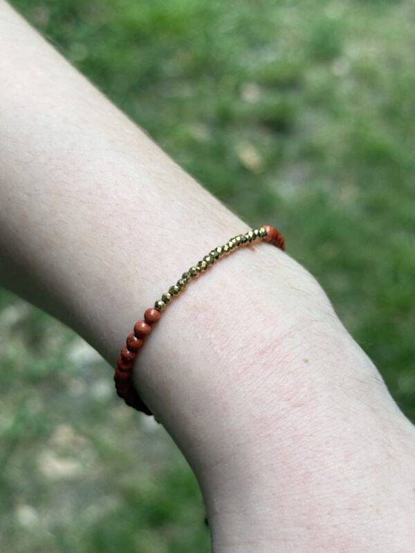 Bracelet Ava en jaspe rouge corail et hématite dorée porté
