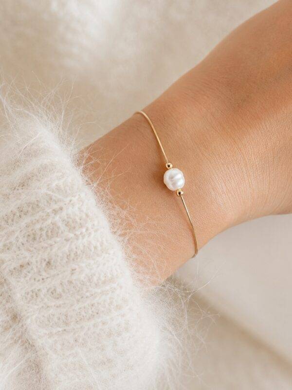 Bracelet Bow goldfilled et perle d'eau douce baroque porté