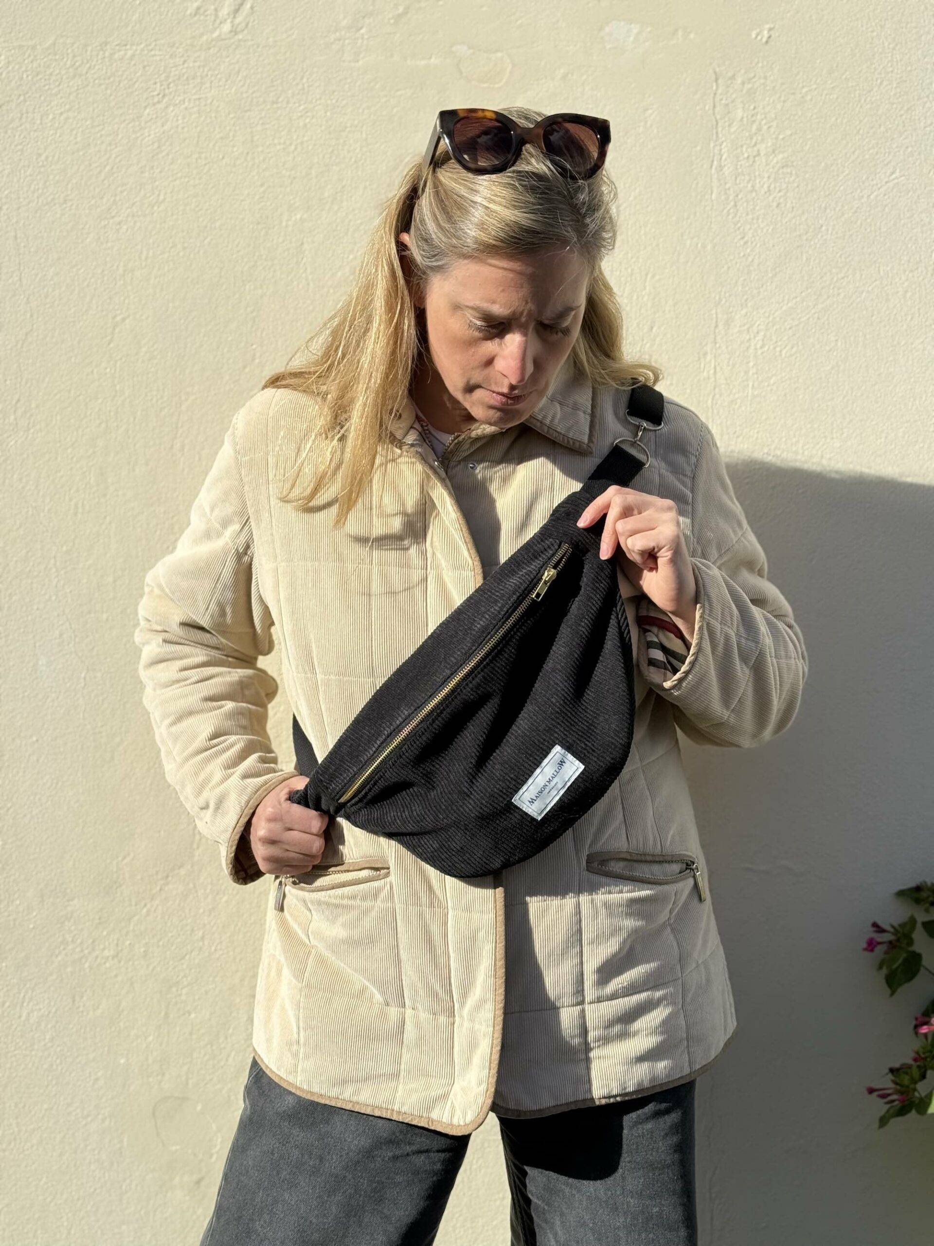 sac banane velours côtelé noir femme porté sur un manteau